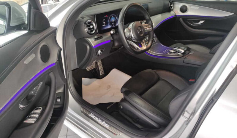 
								MERCEDES CLASE E 300 de completo									